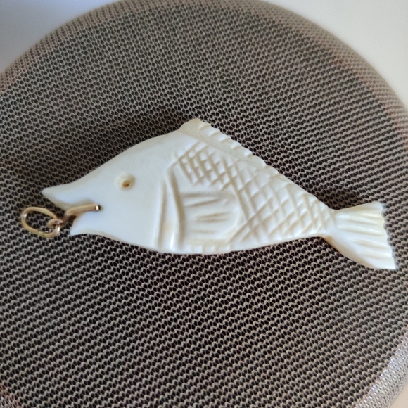 Vintage Antique? Undyed Conch Shell fish pendant 14K Gold🐟 - Picture 7 of 16